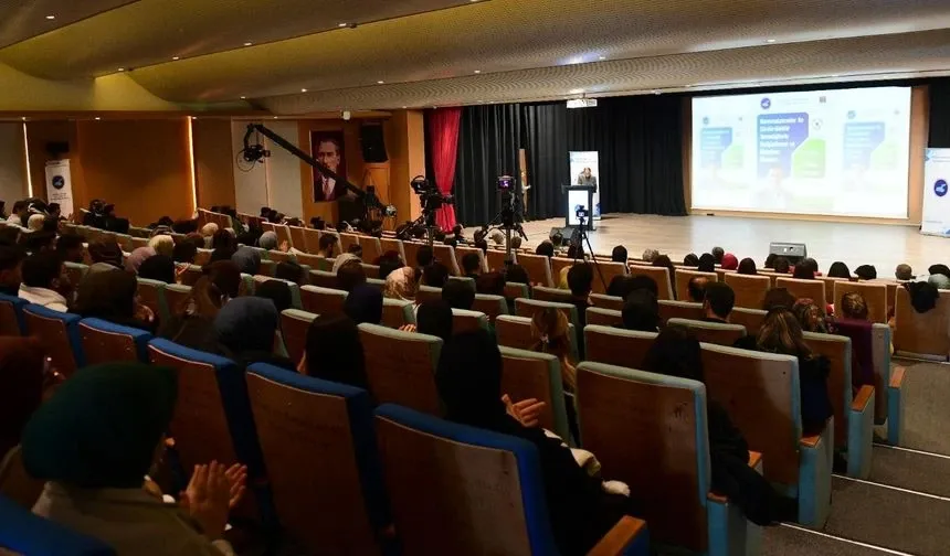 Van YYÜ’de konferans…
