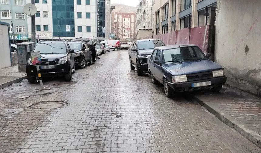 Kaldırımlar otopark gibi kullanılıyor