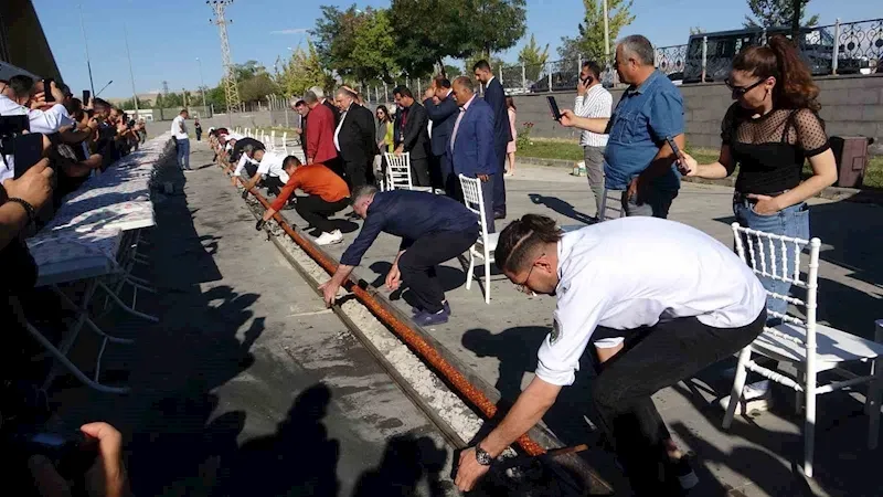 Van’da tek şişte yapılan 65 metrelik kebap dakikalar içerisinde tüketildi