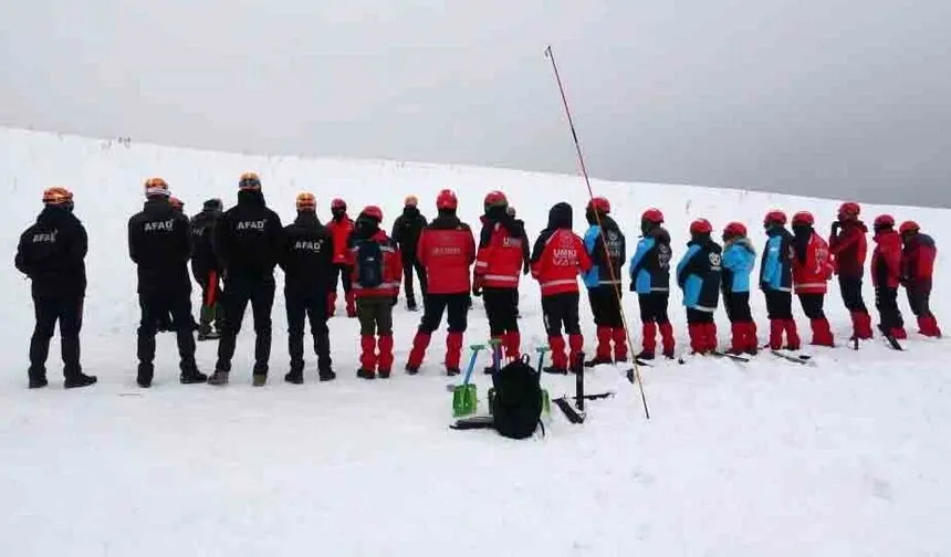 Kurubaş geçidinde çığ eğitimi...