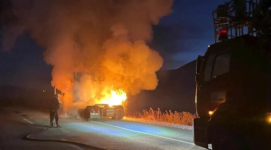 Van’da seyir halinde tır alev alev yandı