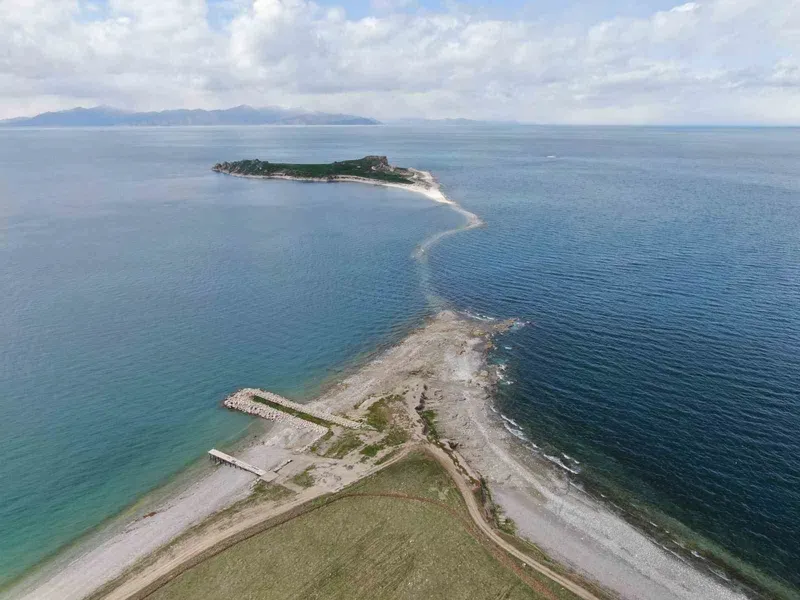 Van Gölü’nde su seviyesi düştü, Çarpanak Adası’na giden antik yol ortaya çıktı
