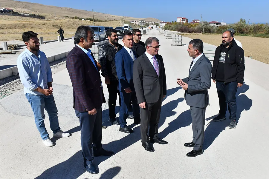 [Fotoğraf: Vali Balcı'nın şantiyede yetkililerle konuşması]