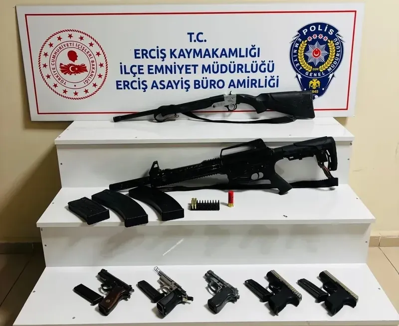 Erciş’te 5 adet ruhsatsız tabanca ve 2 adet yivsiz av tüfeği ele geçirildi