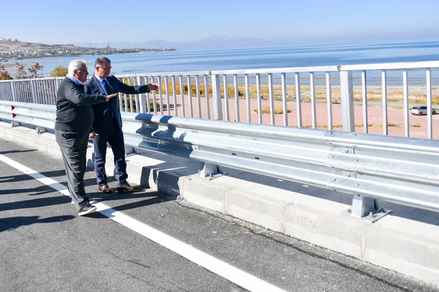  [Fotoğraf: Vali Balcı'nın şantiyede firma yetkilileriyle görüşmesi]