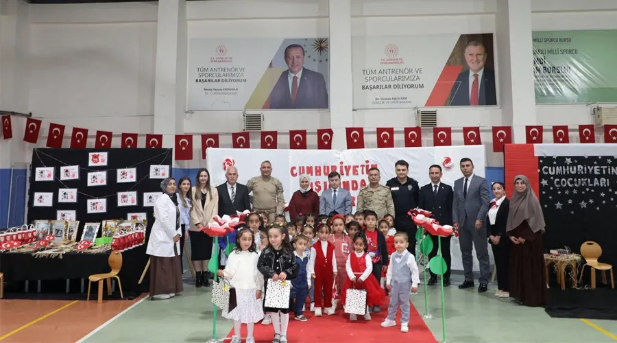 Başkale’de Minik Eller Cumhuriyet Coşkusunu Sahneledi: 