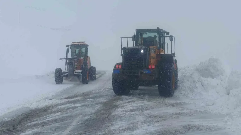 Karabet Geçidi’nde kar temizleme çalışması devam ediyor