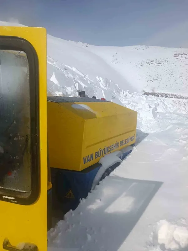 Van’da iş makinesinin üzerine çığ düştü