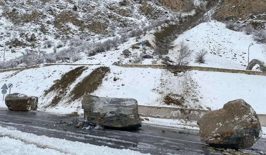 Van-Çatak karayoluna dev kaya parçaları düştü