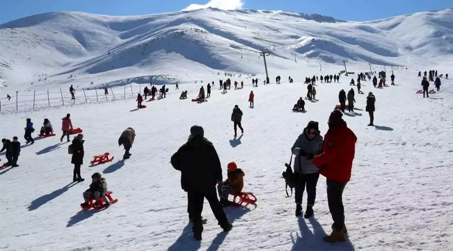 Van Abalı Kayak Merkezi Karlarıyla Misafirlerini Bekliyor: Sezon Açılışı Yapıldı!