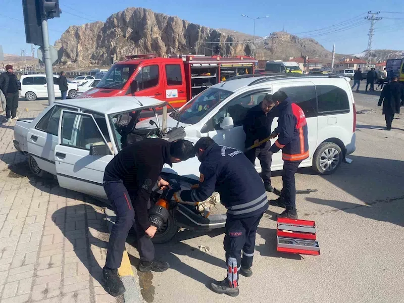 Van’da trafik kazası: 3 yaralı