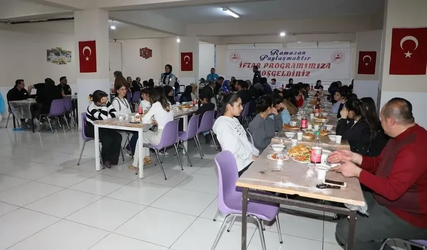 Yetim ve öksüz çocuklar iftarda buluştu