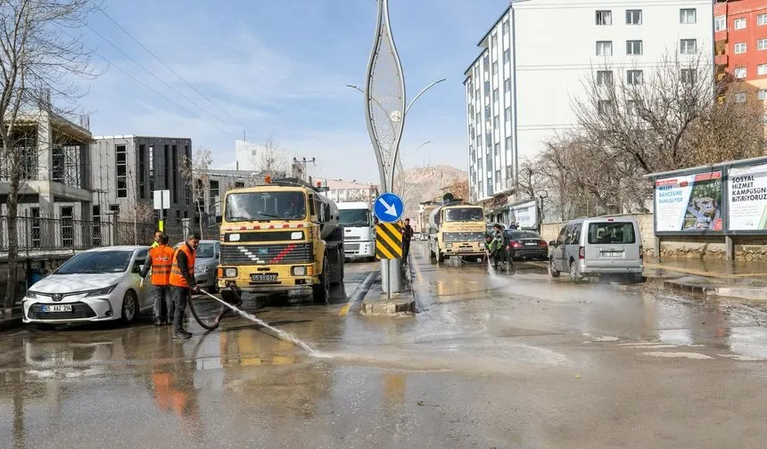 Büyükşehir kent genelinde temizlik çalışması başlattı