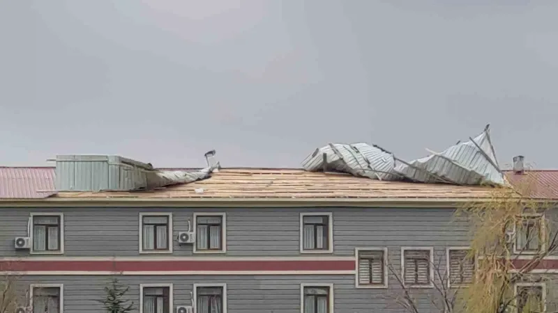 Van’da şiddetli rüzgar çatıları uçurdu