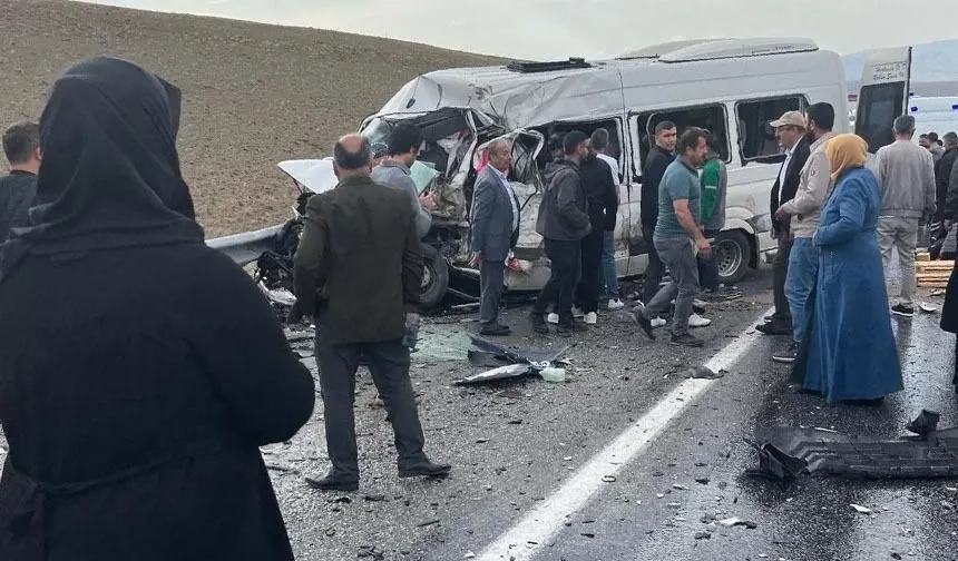 Van yolunda feci kazada hayatını kaybedenlerin isimleri belli oldu!