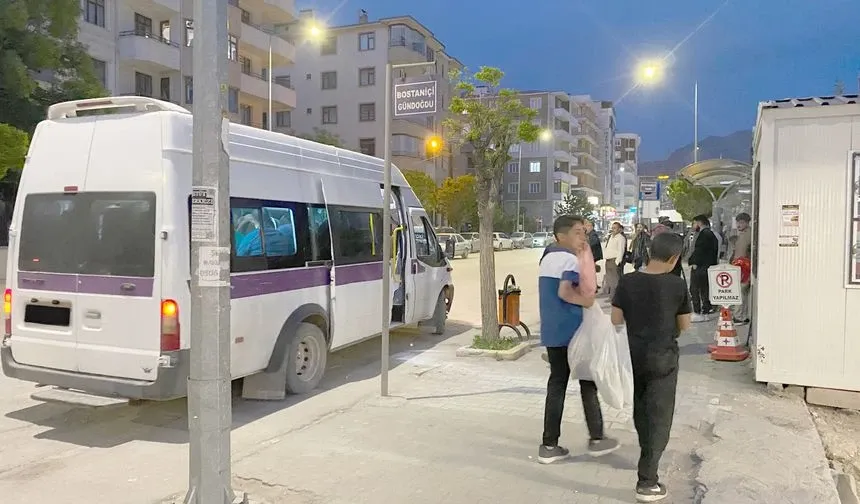 Van’da Servis Çilesi Bitmiyor: Yolcular Dakikalarca Durağa Mahkûm Ediliyor