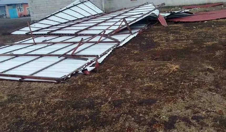 Van’da şiddetli fırtına çatıları uçurdu