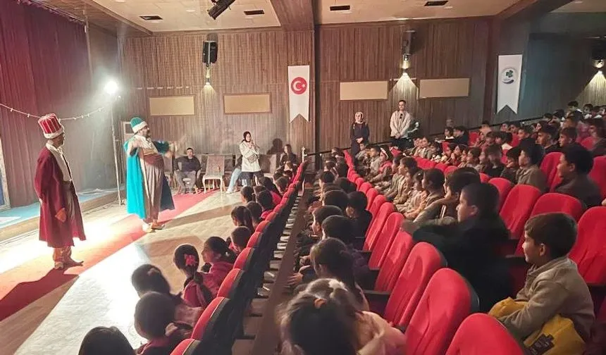 Gürpınarlı çocuklar ilk kez tiyatroyla buluştu