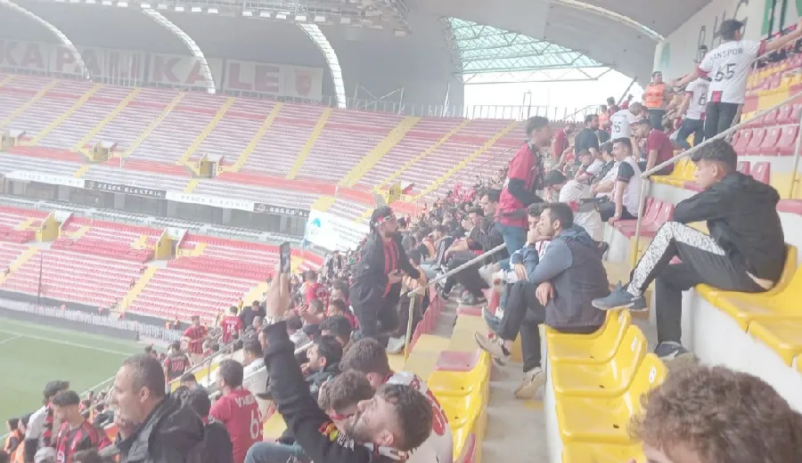 Dev Final İçin Sahaya Girişler Başladı: Vanspor Taraftarı Tribünlerde Yerini Aldı!