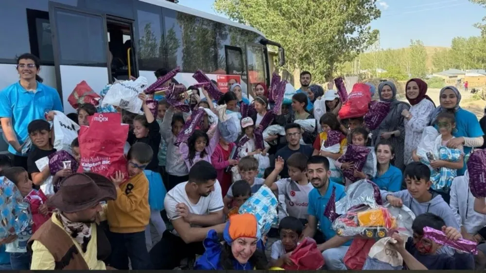 Elazığlı Gençlerden Vanlı Miniklere Sürpriz Hediyeler