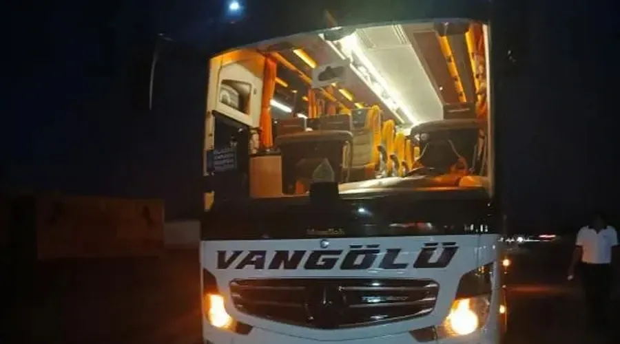 Kimliği Belirsiz Saldırganlar Van Otobüsüne Elazığda Saldırdı: Yolcular Büyük Panik Yaşadı!