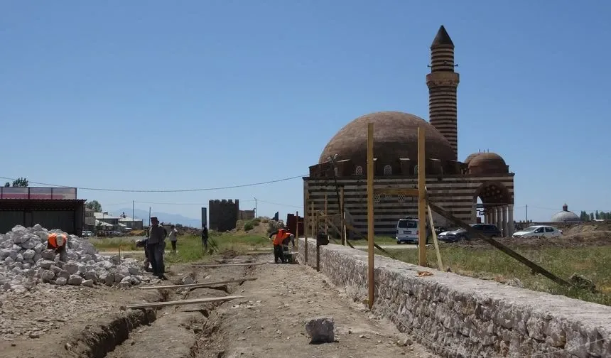Eski Van’da 12 Tarihi Yapı ve Surlar Gün Yüzüne Çıkıyor