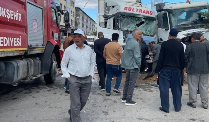 Çaldıran’da Tır Sulama Tankerine Çarptı: 1 Yaralı