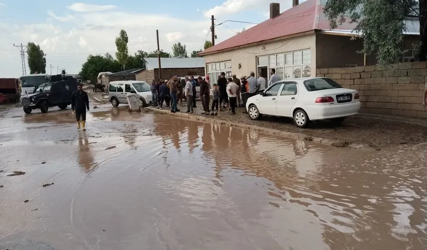 Van’ın Saray İlçesinde Şiddetli Yağış Hayatı Felç Etti