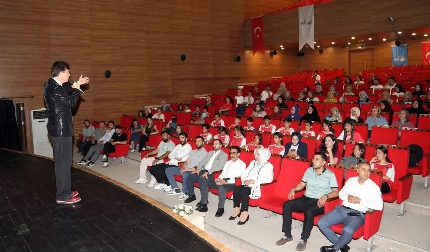Van Büyükşehir Belediyesi, meddahlık geleneğini yeniden sahneye taşıdı