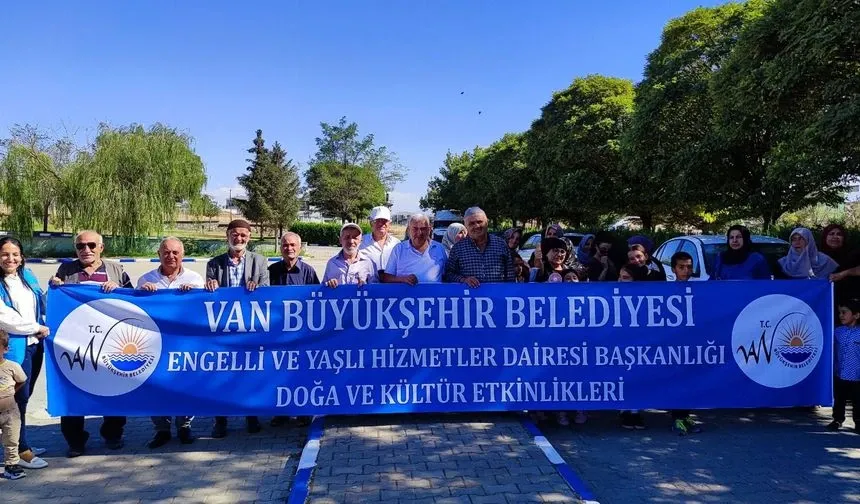 Van’da yaşlılar göl kenarında keyif dolu bir gün geçirdi
