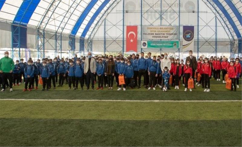 İpekyolu Belediyesi, spor akademisi öğrencilerine malzeme dağıttı