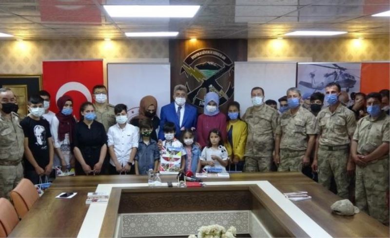 Van’da güvenlik korucusu ve ailelerine kitap dağıtımı