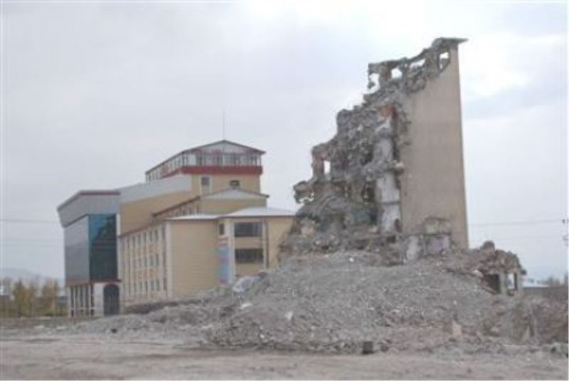 Deprem Anıtı Gibi Binalar